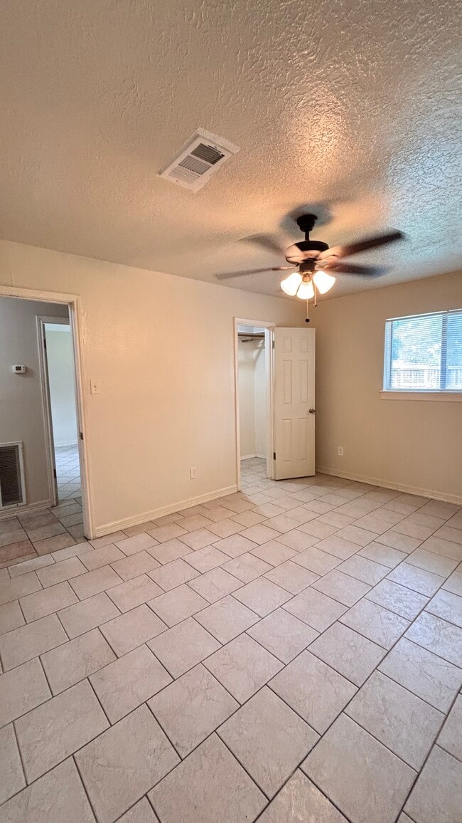 Building Photo - 1114 Un Vly Dr