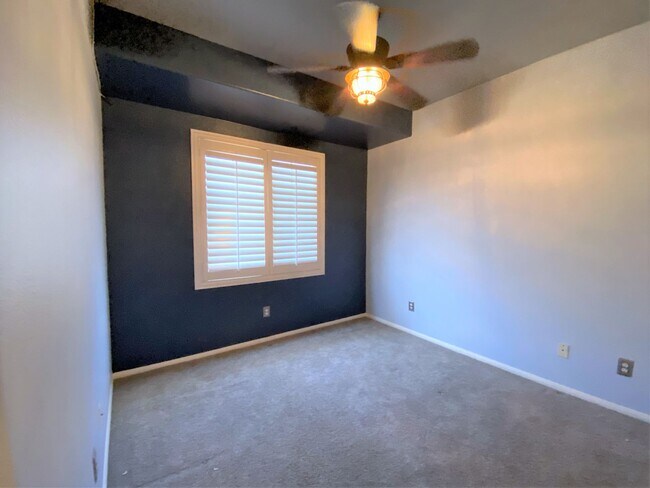 Building Photo - Oceanside stunner - 3 bedroom townhome available now!