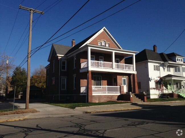 Building Photo - 912 Pine St