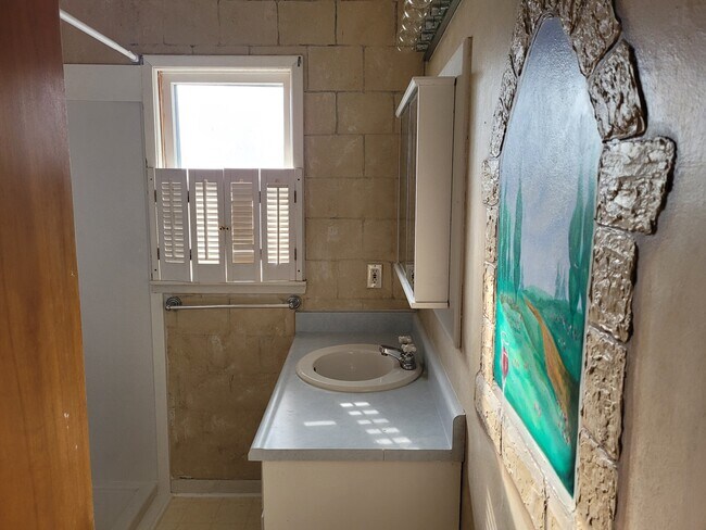 Upstairs bathroom - 220 W 10th St S