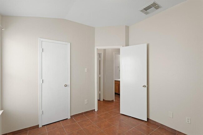 Building Photo - 1907 Wooded Acres Dr