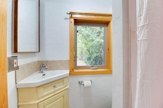 Building Photo - Downtown Bend darling Cottage!