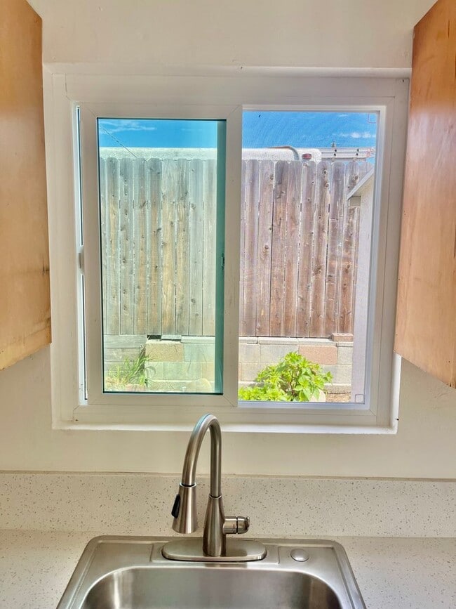 Building Photo - Freshly Renovated Studio with Yard & Mount...