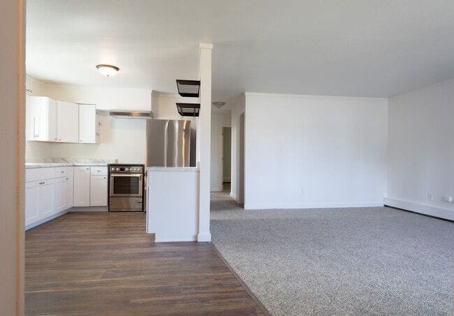 Building Photo - Diamond in the rough! Newly renovated interior - 5 Bed 2 Bath!