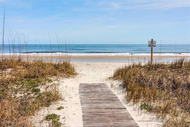 Building Photo - Close to the Beach!