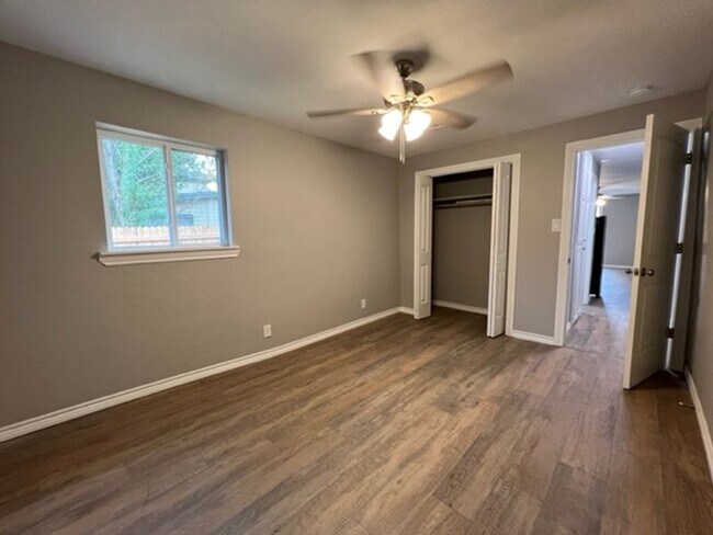 Building Photo - 2613 SW B Ave