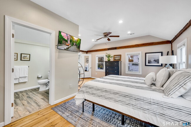 Building Photo - 736 Main St