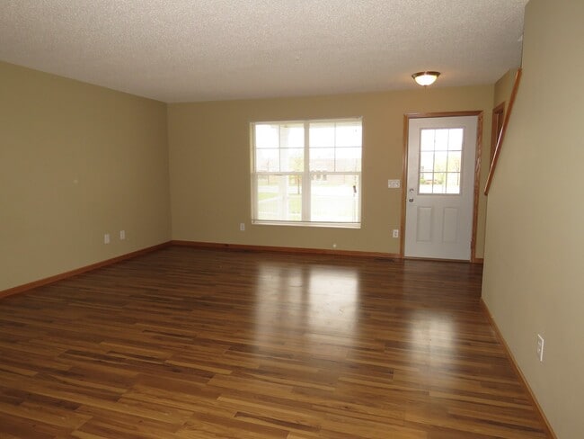 Building Photo - 3bd 2ba 2car garage town home $2295/mo+ utilities