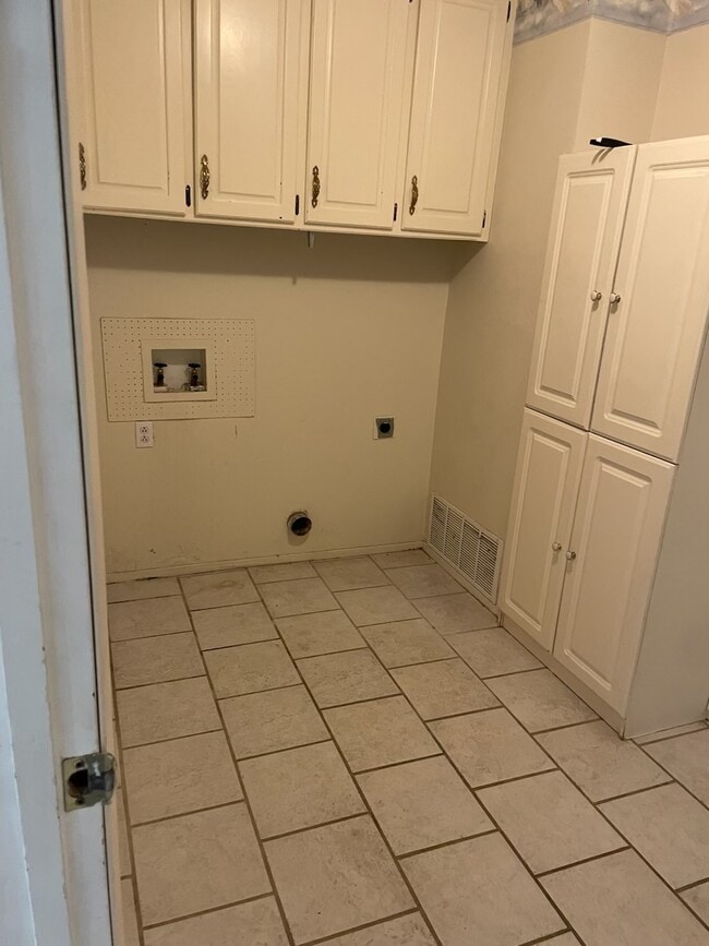 Building Photo - 7603 Canode Dr