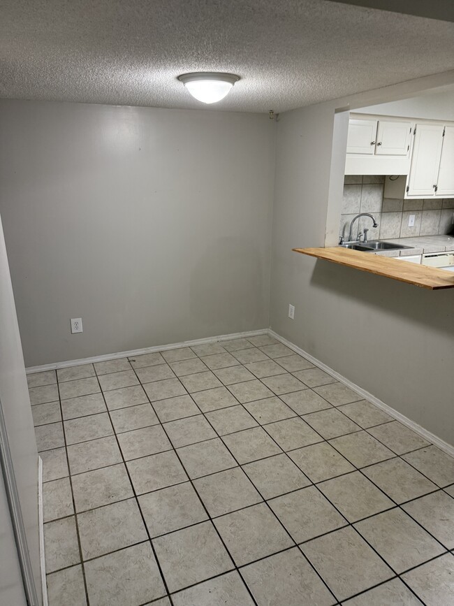 Building Photo - 720 Coventry Ln