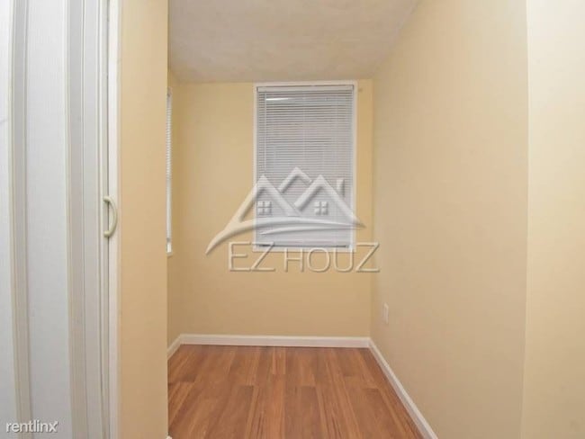 Building Photo - 3 br, 1 bath Apartment - 1633 N Spring St