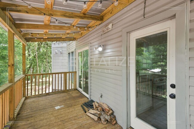 Building Photo - 2739 Knollwood Dr
