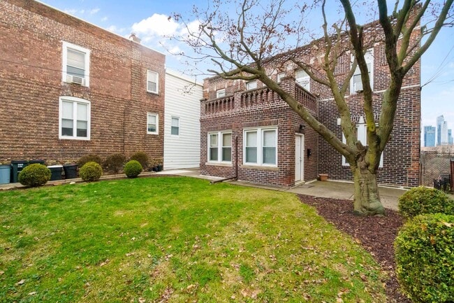 Building Photo - 580-582-582 Gregory Ave