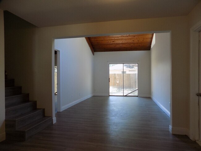 Building Photo - 430 Sand Lime Rd