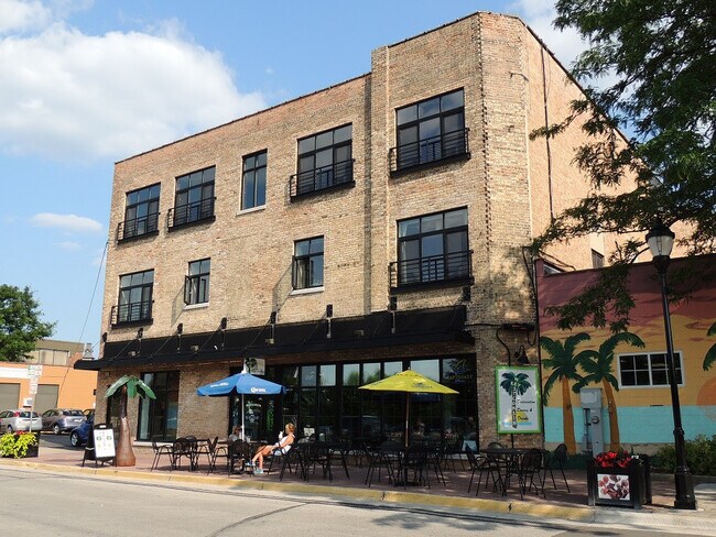 Building Photo - Spacious 1 Bedroom Unit, Downtown Waukesha...
