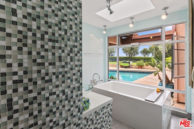 Building Photo - 7122 Dume Dr