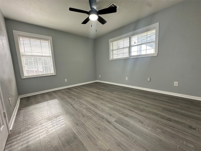 Building Photo - 502 Ave F