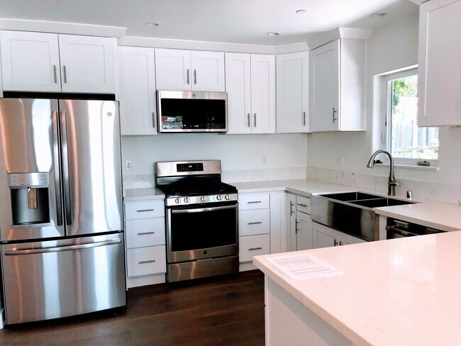 Building Photo - 2154 Fargo St