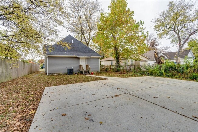 Building Photo - Charming 1920 renovated home!