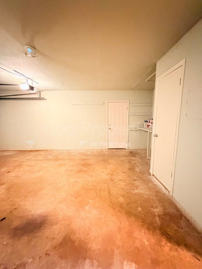 Building Photo - 9319 Cliff Point Dr