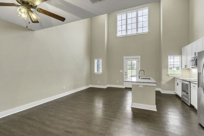 Building Photo - Modern 2-Bed, 2.5-Bath Townhouse Gem with Small Loft in Travelers Rest