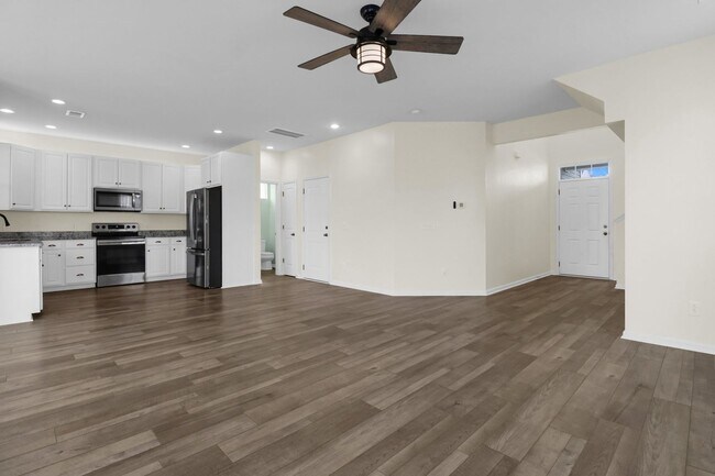 Building Photo - Modern Comfort & Easy Living in Ladson