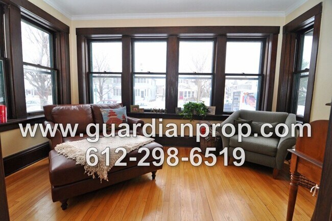 Building Photo - Main Floor Condo Available June 1st in Merriam Park, Original Woodwork & Built-ins, Sunroom, In U...