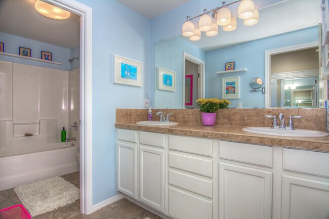 Building Photo - Beautiful 4-Bdr Craftsman with Mt. Views in Sisters!