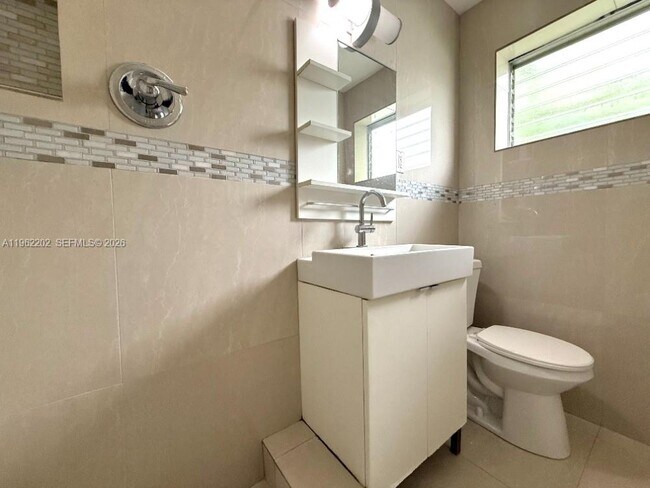 Building Photo - 823 NE 10th St