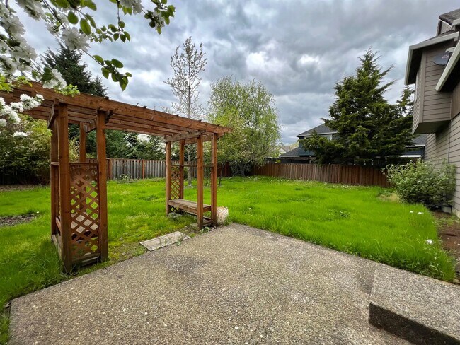 Building Photo - Spacious 4 Bed, 2.5 Bath House!