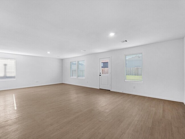 Building Photo - 25433 Carnation Ct