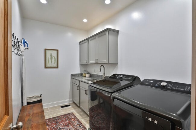 Building Photo - 398 W 5th Ave