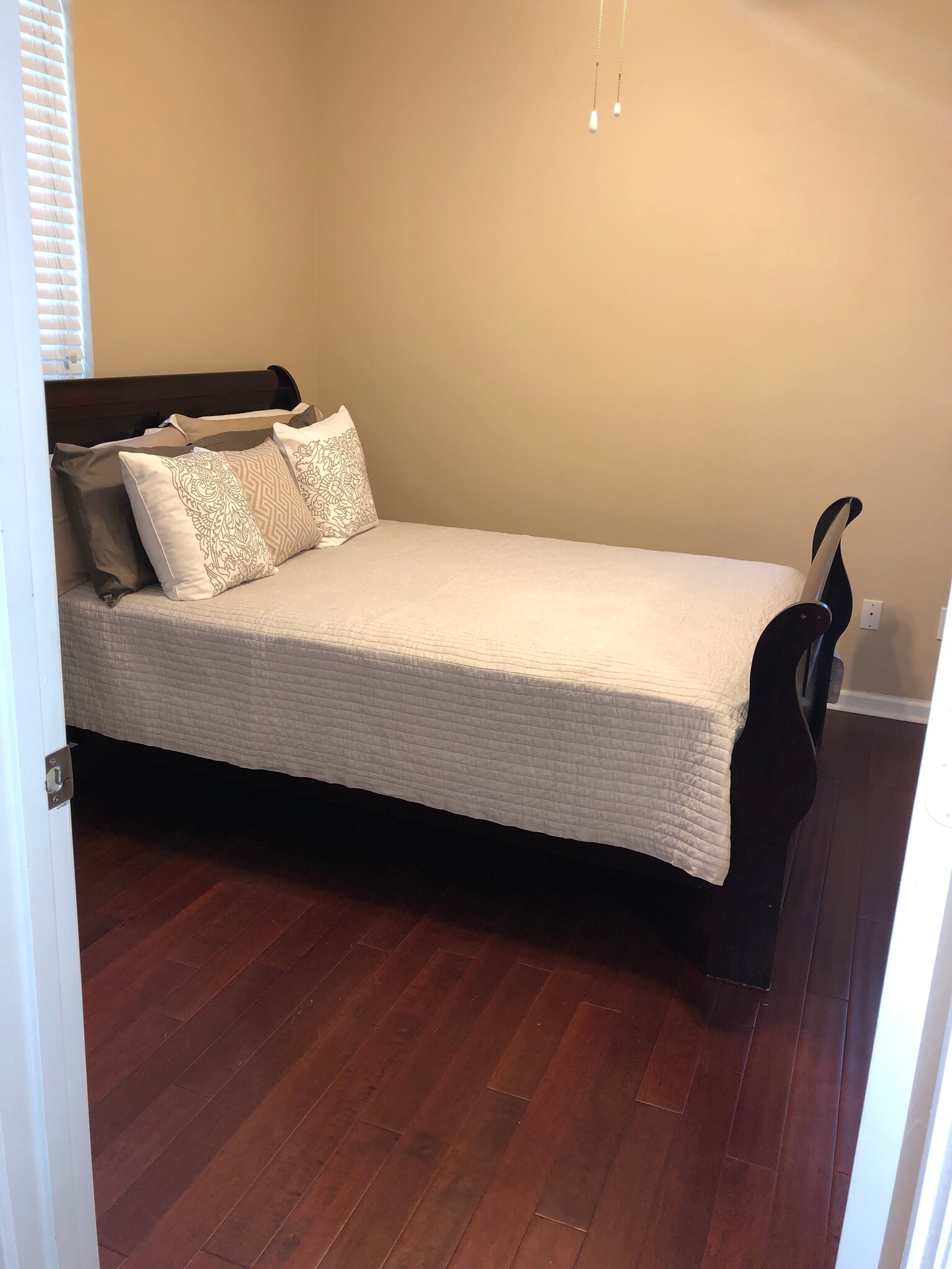Queen Bed - 45 Sycamore Ave