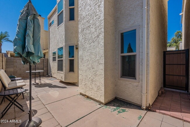 Building Photo - 820 W University Dr