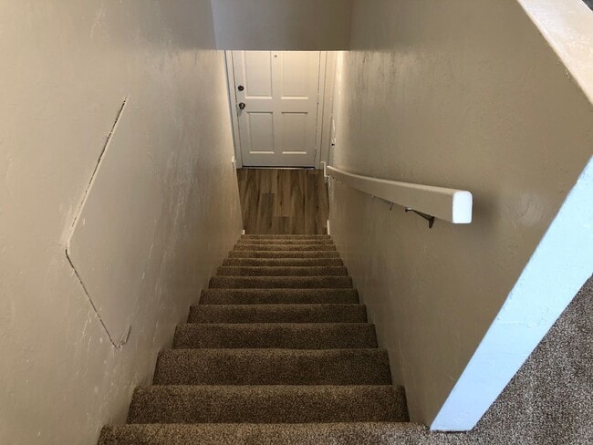 Building Photo - Updated 2 bedroom 1 1/2 bath duplex in Spr...