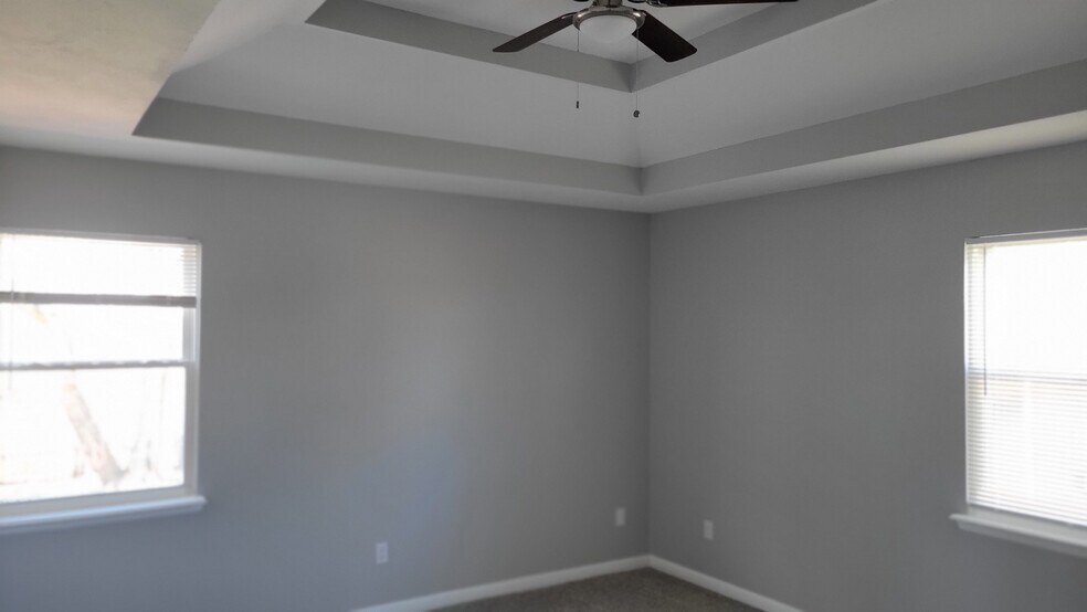 Building Photo - 916 NE Bristol Dr