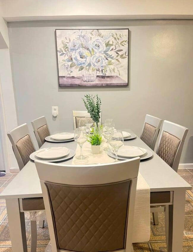 Building Photo - 21-24 28th Ave