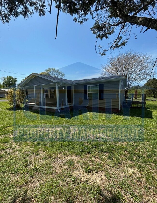 Building Photo - Conveniently located three bedroom home!