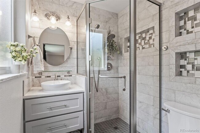 Building Photo - 5585 Escondido Dr