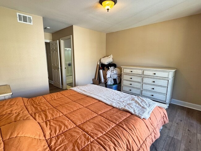 Building Photo - Beautiful and Bright 2-Bedroom Condo