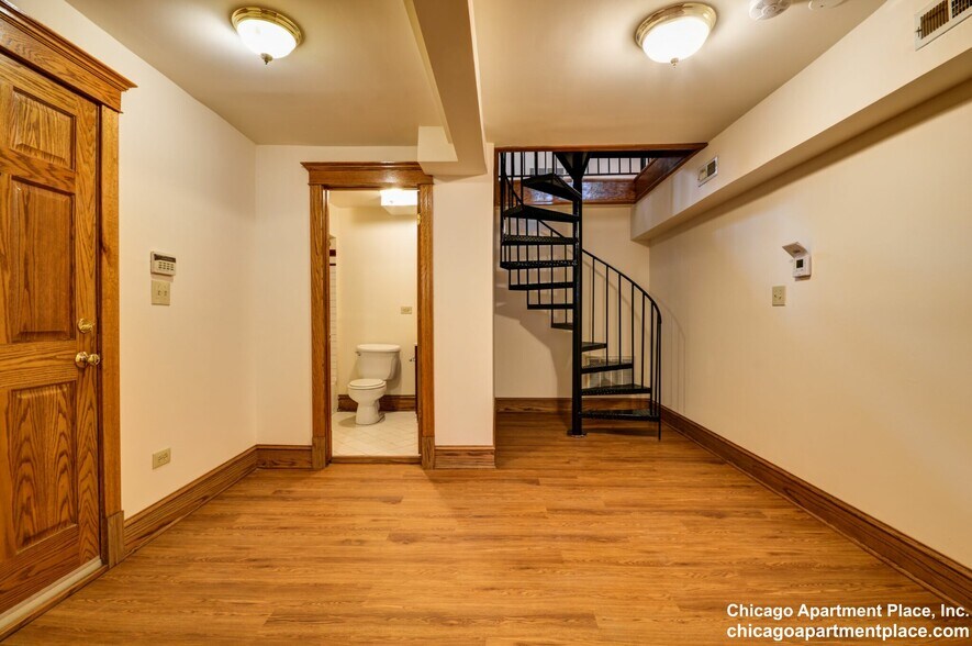 Building Photo - 3914 N Greenview Ave