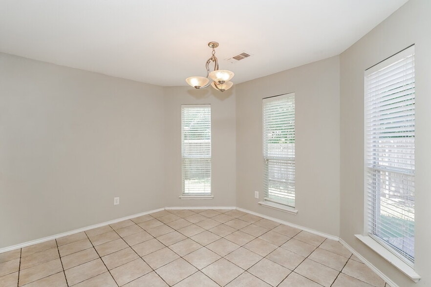 Building Photo - 809 Pace Dr