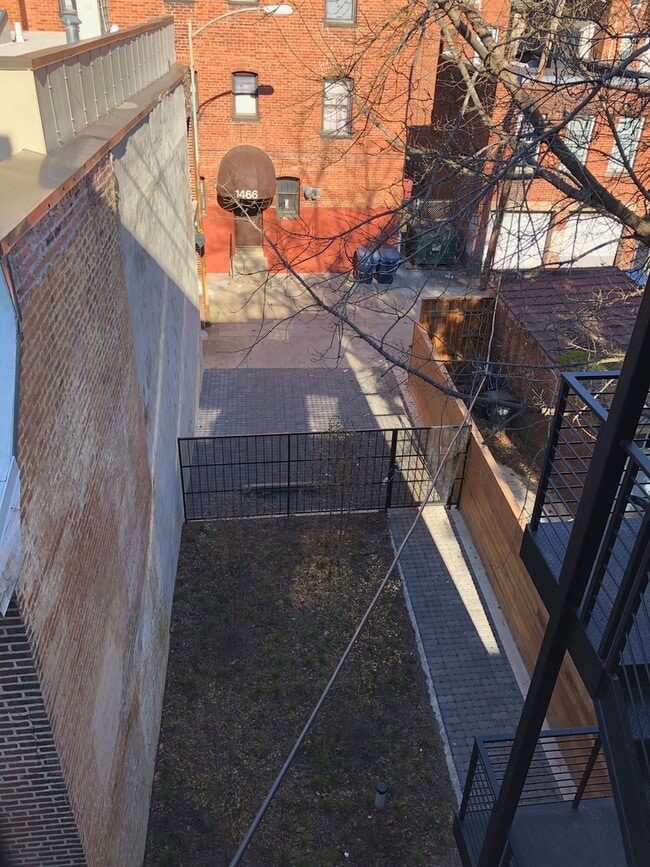 Building Photo - Luxe Apartment with Parking