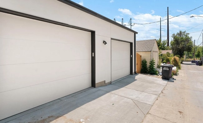 Building Photo - Modern 2 bed, 2.5 bath w/ rooftop!