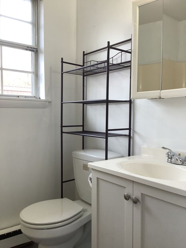 Building Photo - Newly Renovated - 3 Bed/2 Bath Townhouse - Available 06/04/2026