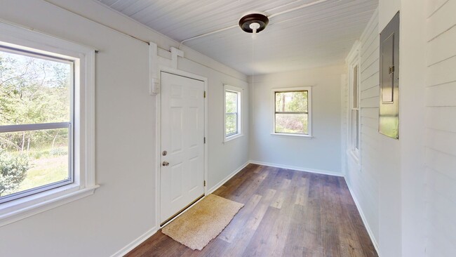 Building Photo - Country living near Crozet!