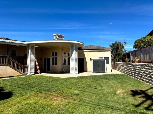 Building Photo - Coastal Living Awaits
