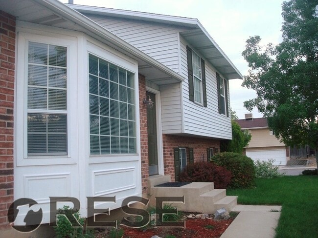 Building Photo - Great location Quaint Orem Home w 2 car garage!
