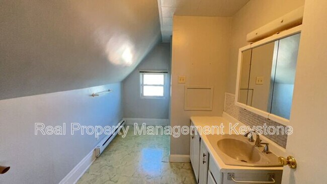 Building Photo - 705 E 18th Ave