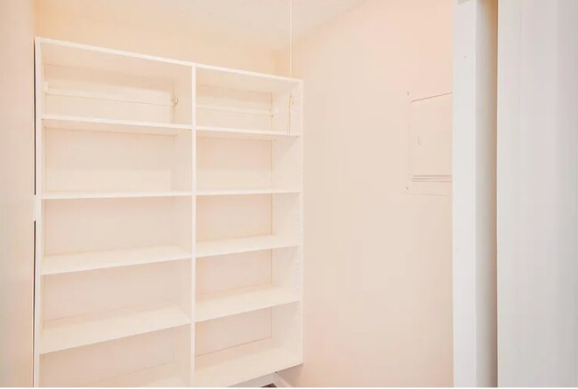 Building Photo - 2715 Farnsworth Dr